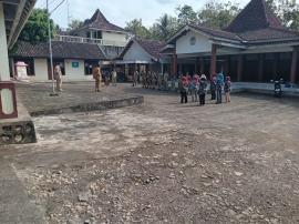 Apel Rutin Hari Senin, Lurah Giripanggung Tekankan Kedisiplinan Pamong dan Kader Posyandu