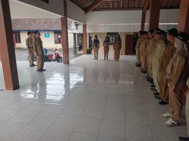 Apel Rutin Senin, Lurah Giripanggung Ajak Pamong Tingkatkan Semangat Layanan Meski Diguyur Hujan