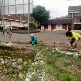 Pamong dan Staf Kalurahan Giripanggung Gelar Aksi Jumat Bersih di Halaman Kantor
