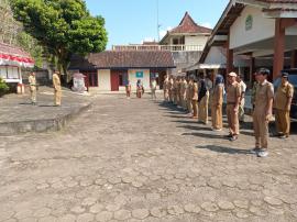 Lurah Giripanggung Pimpin Apel Rutin, Soroti Dinamika Demokrasi Nasional