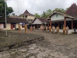 Pemkal Giripanggung Gelar Apel Rutin, Lurah Sampaikan Persiapan Pembekalan Tim Penguji Calon Pamong