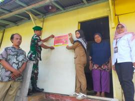 Pemkal Giripanggung Laksanakan Penempelan Stiker KPM Penerima Bansos di Padukuhan Klapaloro I