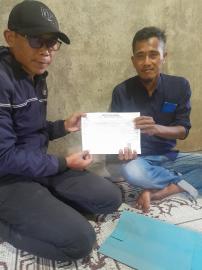 Tata Laksana Giripanggung Serahkan Akta Kematian Sehari Jadi kepada Keluarga Alm Ibu Mukinem