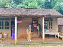 Pemkal Giripanggung Laksanakan Penempelan Stiker KPM Penerima Bantuan Sosial di Padukuhan Kropak