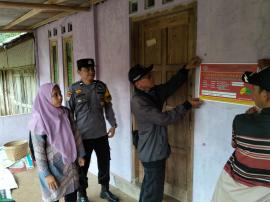 Pemkal Giripanggung Laksanakan Penempelan Stiker KPM Penerima Bantuan Sosial di Padukuhan Ngampel