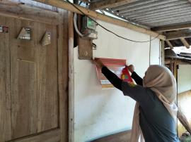 Kamituwa Giripanggung Bersama Dukuh Bolang Laksanakan Penempelan Stiker Identitas Penerima Bansos