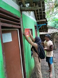 Kamituwa Giripanggung Bersama PLT Dukuh Palgading Laksanakan Penempelan Sempel Stiker
