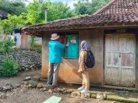 Kamituwa Giripanggung dan Dukuh Gupakan Laksanakan Penempelan Stiker Sampel pada Penerima Bansos
