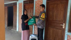 Bhabinkamtibmas Giripanggung Serahkan Paket Kampung Non Berkah dari Baznas GK untuk Warga Temuireng