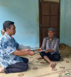 Pemkal Giripanggung Serahkan Akta Kematian Sehari Jadi kepada Keluarga Almarhumah Ibu Pupon