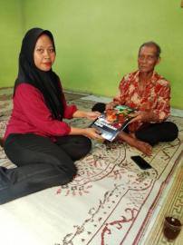 Pemkal Giripanggung Serahkan Akta Kematian Sehari Jadi kepada Keluarga Almarhumah Ibu Rampen