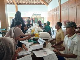 Pemkal Giripanggung Salurkan Bantuan Cadangan Pangan Pemerintah Beras dan Minyak kepada 1.309 KPM