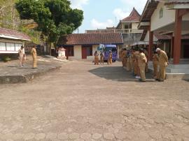 Apel Rutin Senin Pagi, Lurah Giripanggung Tekankan Semangat Kerja dan Kedisiplinan