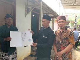 Panewu Tepus Beserta Jajaran dan Pemkal Giripanggung Serahkan Akta Kematian GPS 