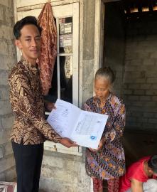 Pemkal Giripanggung Serahkan Akta Kematian GPS kepada Keluarga Alm Bapak Margu Winoto