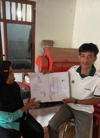 Pemkal Giripanggung Serahkan Akta GPS kepada Keluarga Almarhumah Ibu Sainem