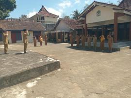 Pemkal Giripanggung Gelar Apel Rutin Senin, Lurah Tekankan Disiplin Kerja