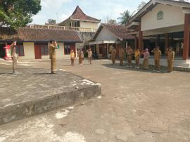 Apel Rutin Senin Pagi, Lurah Giripanggung Tekankan Semangat Kerja dan Kedisiplinan