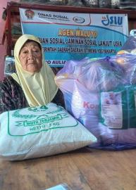 Warga Kalurahan Giripanggung Terima Bantuan JSLU dari Dinsos DIY