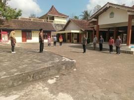 Pemkal Giripanggung Laksanakan Apel Senin, Lurah Tekankan Pentingnya Disiplin Kerja